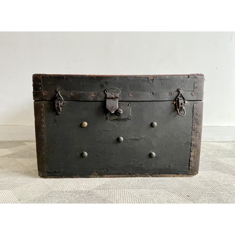 Coffre antique vintage en bois noir et métal