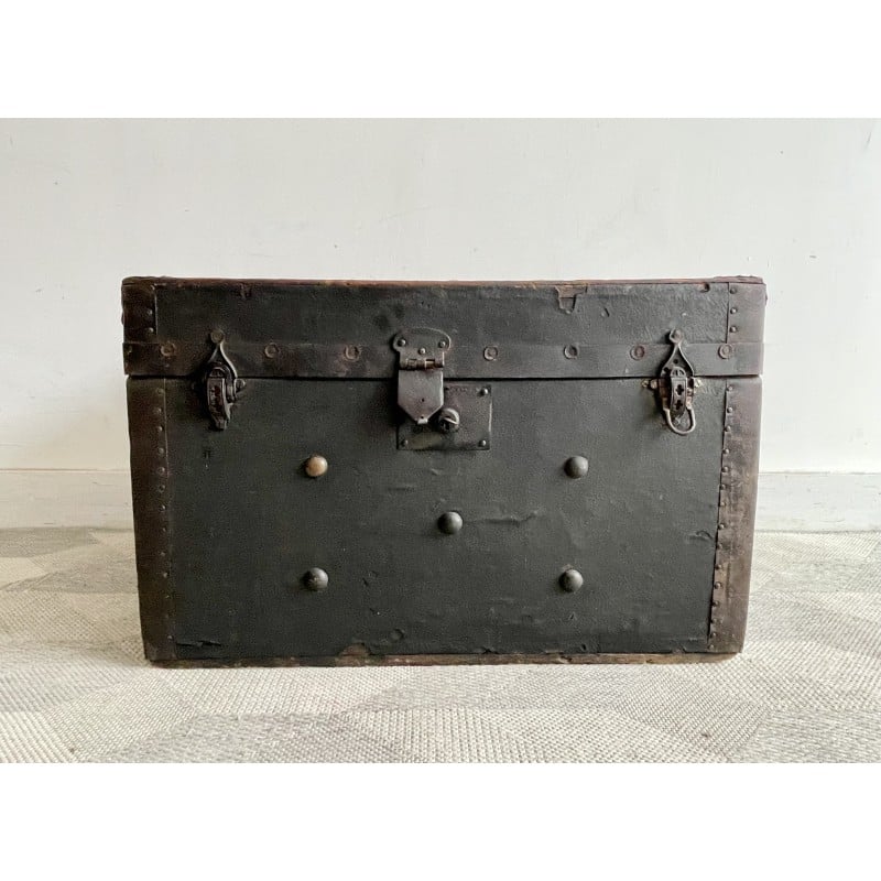 Vintage antieke kist in zwart hout en metaal