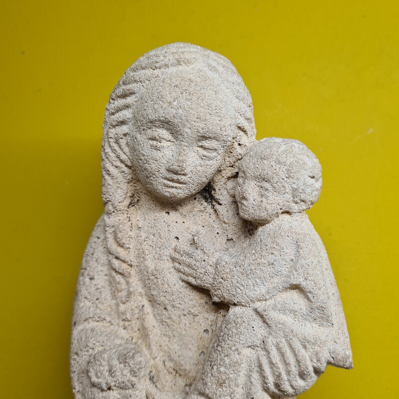 Estatua antigua de arenisca que representa a la Virgen con el Niño, 1930