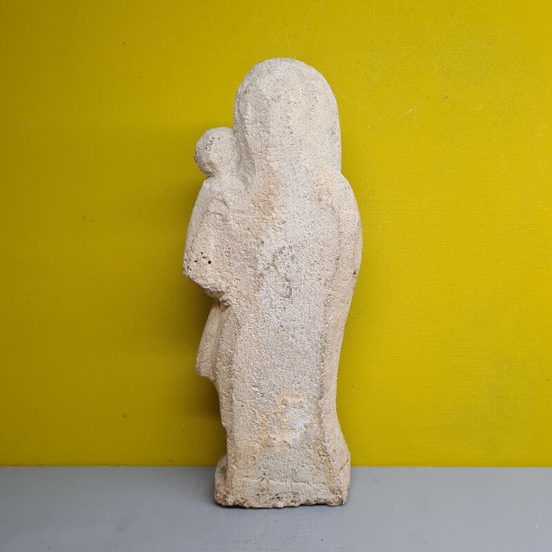 Estatua antigua de arenisca que representa a la Virgen con el Niño, 1930