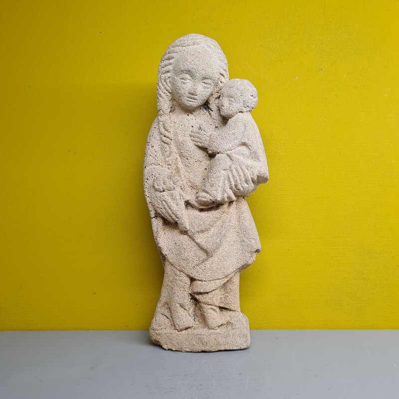 Alte Sandsteinstatue, die die Jungfrau und das Kind darstellt, 1930