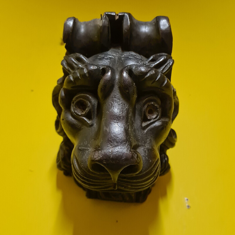 Escultura vintage em madeira preta polida representando uma cabeça de leão