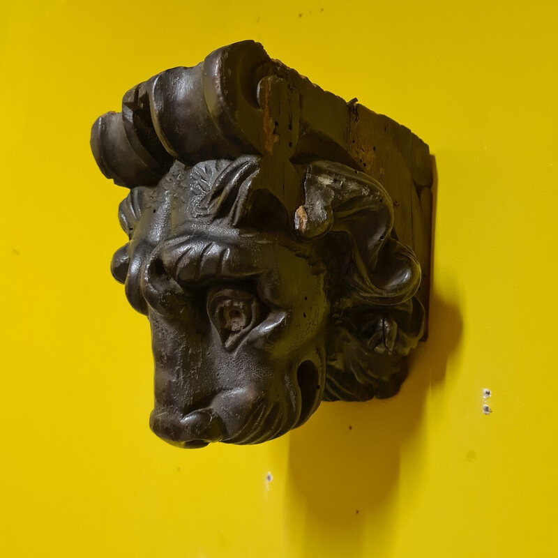 Escultura vintage de madera negra pulida que representa una cabeza de león