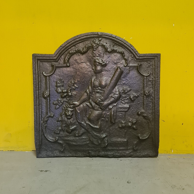 Chimenea vintage de hierro fundido decorada con la diosa Fortaleza, Francia 1700