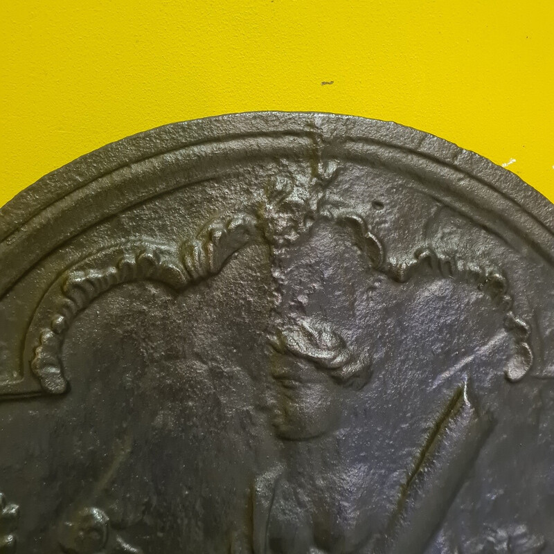 Chimenea vintage de hierro fundido decorada con la diosa Fortaleza, Francia 1700