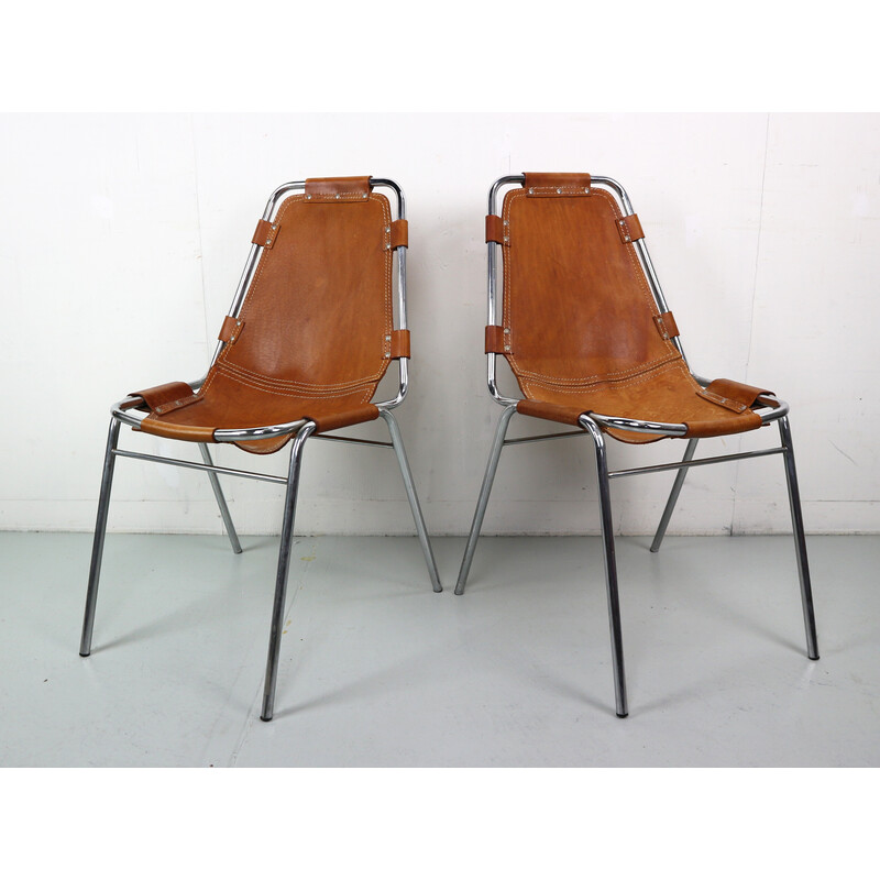 Paire de tabourets de bar vintage en métal tubulaire chromé et cuir par Charlotte Perriand pour Les Arcs, 1960