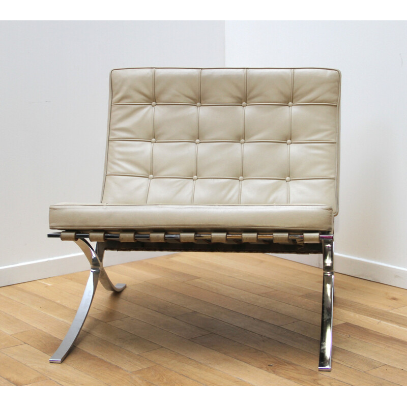 Pair of vintage Barcelona armchairs in chrome metal and beige leather by Ludwig Mies Van Der Rohe for Knoll