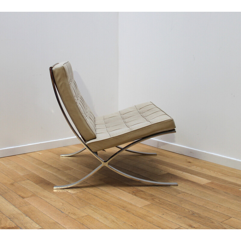 Paar vintage Barcelona fauteuils in verchroomd metaal en beige leer van Ludwig Mies Van Der Rohe voor Knoll