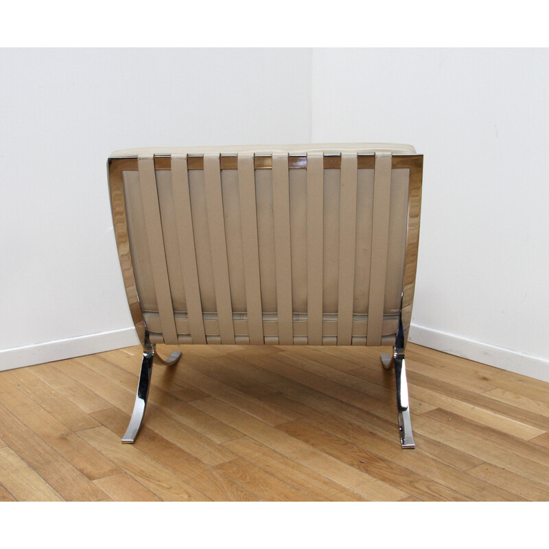 Paar vintage Barcelona fauteuils in verchroomd metaal en beige leer van Ludwig Mies Van Der Rohe voor Knoll