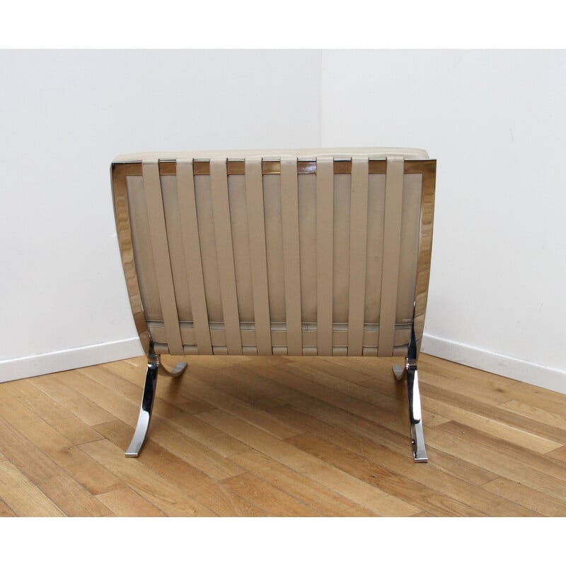 Paire de fauteuils vintage Barcelona en métal chromé et cuir beige par Ludwig Mies Van Der Rohe pour Knoll
