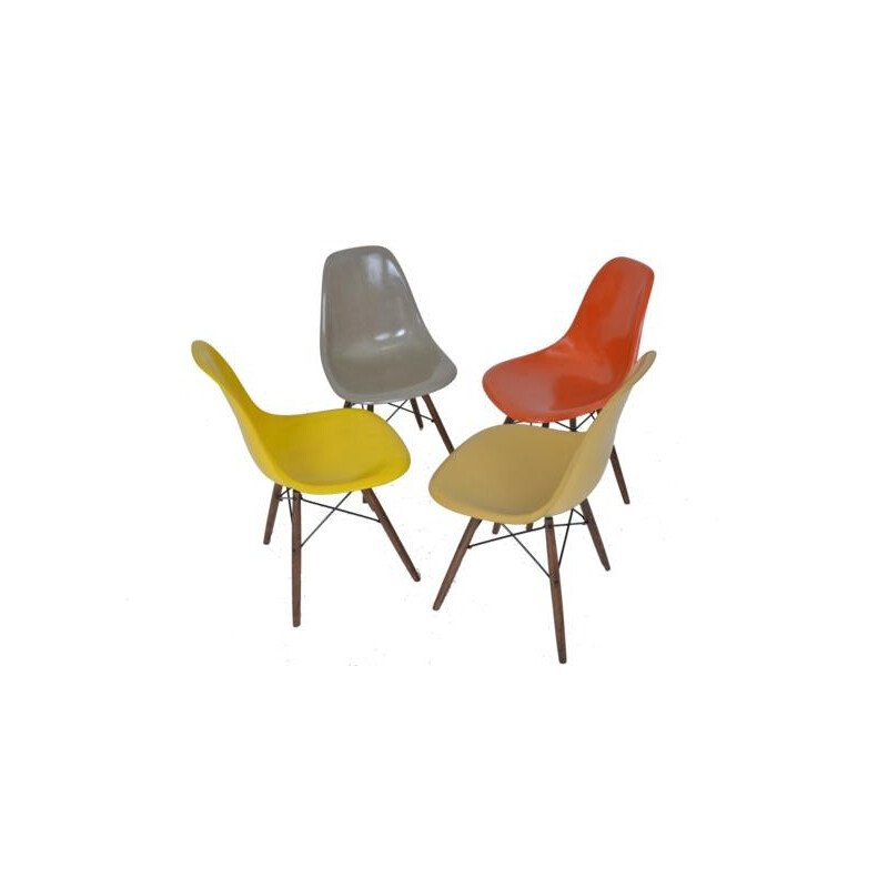 Suite de 4 chaises DSW de Charles et Ray Eames - 1960