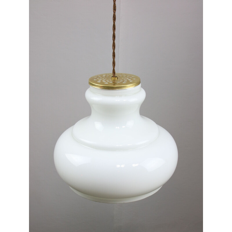 Suspension vintage en laiton et verre opalin, Italie