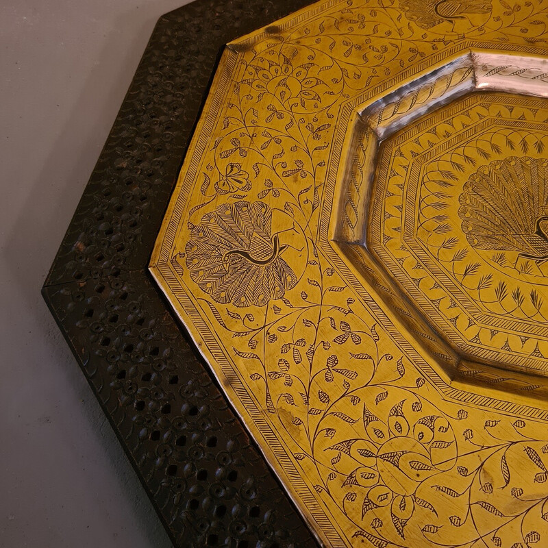 Piatto d'epoca in ottone con cornice in legno, Medio Oriente 1950
