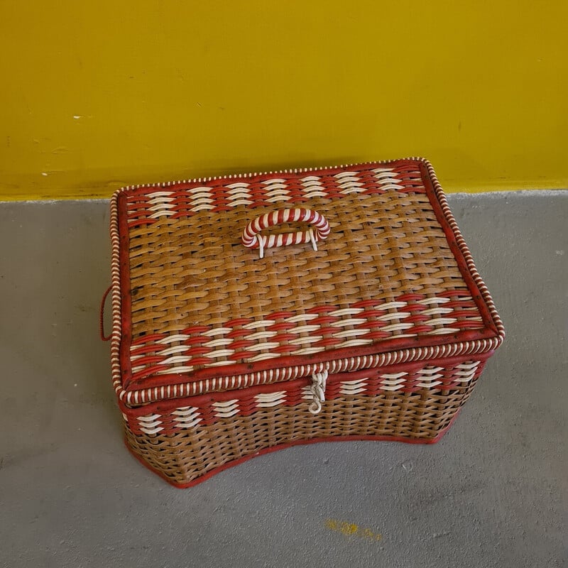 Caja vintage de mimbre tejido y tela roja, Checoslovaquia 1960