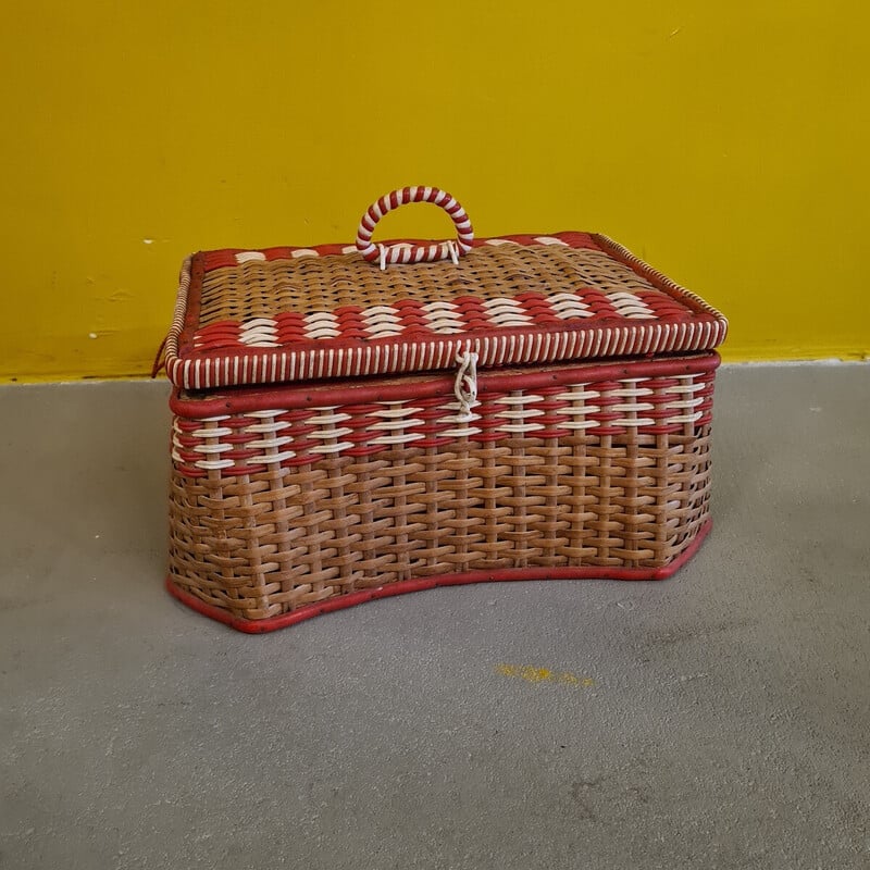 Vintage-Kiste aus geflochtener Weide und rotem Stoff, Tschechoslowakei 1960