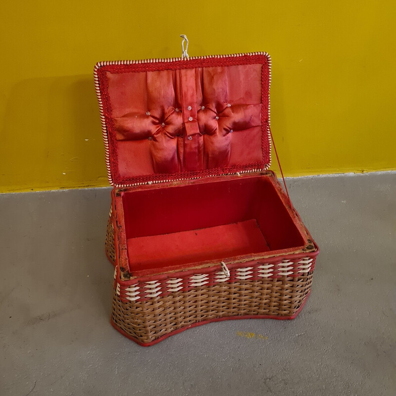 Vintage doos van gevlochten riet en rode stof, Tsjechoslowakije 1960