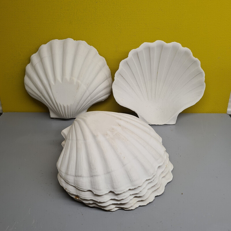 Lot of vintage scallops in biscuit porcelain, 1920