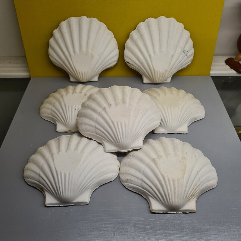 Lot of vintage scallops in biscuit porcelain, 1920