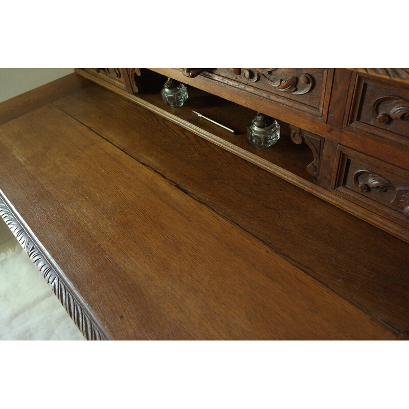 Vintage neorenaissance bureau met eiken kast en plank