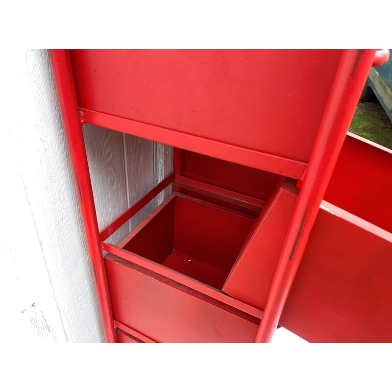 Mobile industriale vintage rosso con 8 cassetti