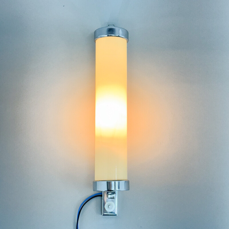 Lampada da parete Bauhaus vintage in cromo e vetro lattiginoso, 1930