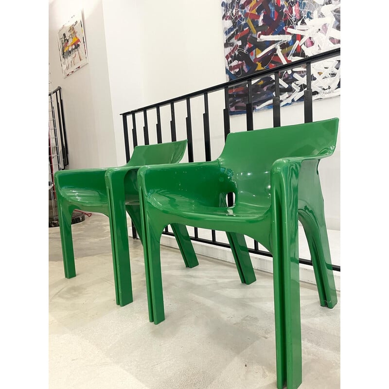 Pareja de sillas Gaudí vintage de plástico verde resistente de Vico Magistretti, Italia