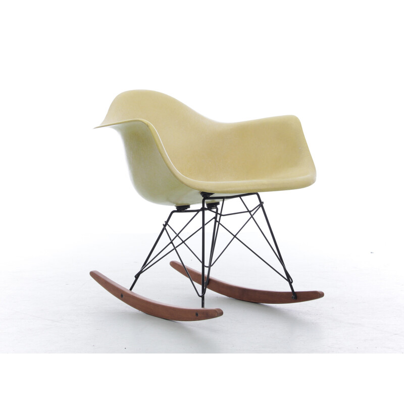 Sedia a dondolo vintage "Rar" in fibra di vetro gialla di Charles Eames, 1950