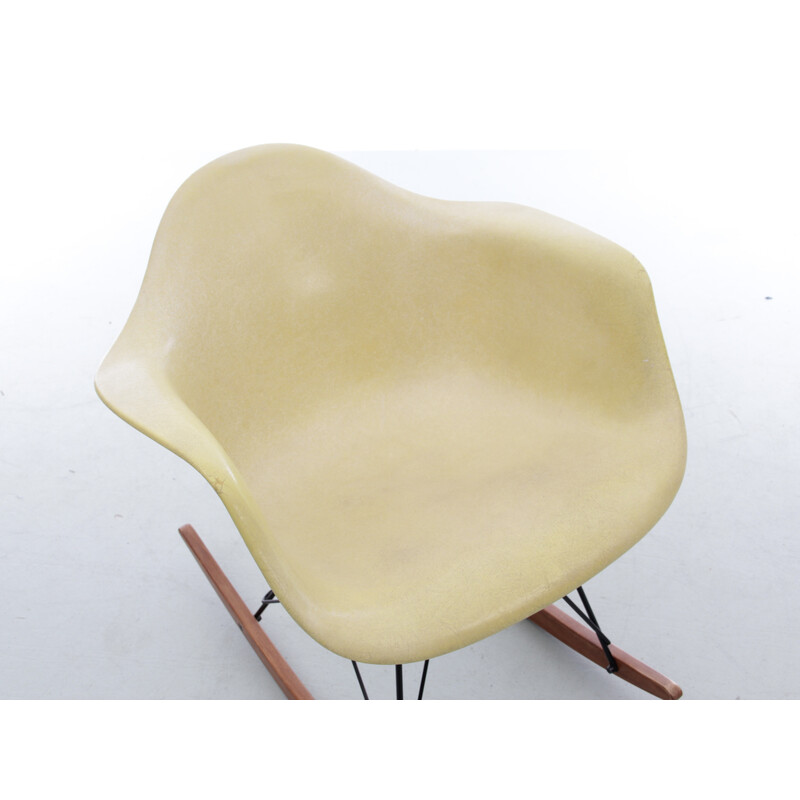 Rocking chair vintage "Rar" en fibre de verre jaune par Charles Eames, 1950