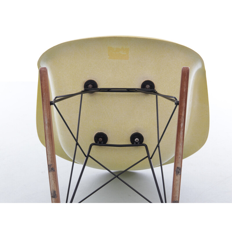 Silla mecedora vintage "Rar" en fibra de vidrio amarilla de Charles Eames, 1950
