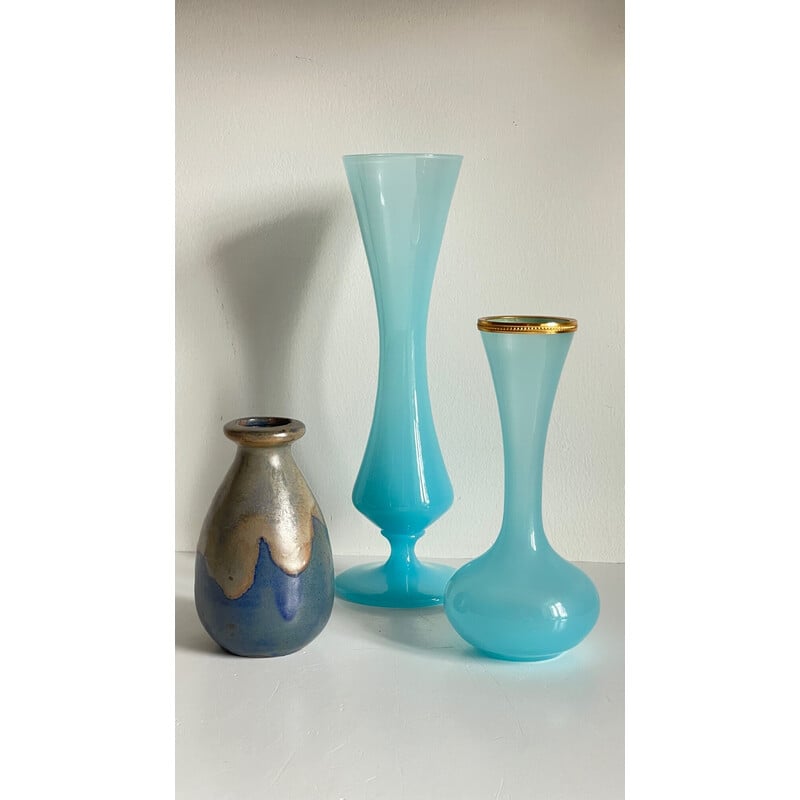 Set van 3 vintage vazen van blauw steengoed en opalineglas