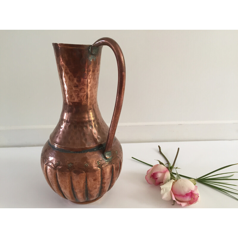 Vase vintage en forme pichet en cuivre martelé