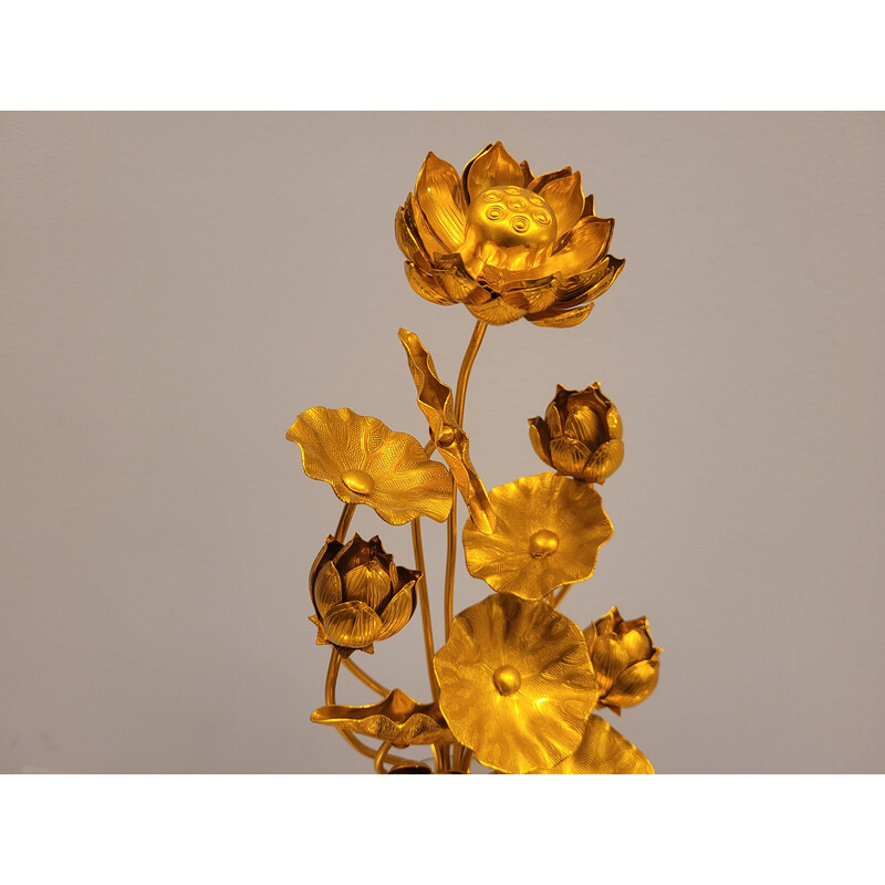 Paar vintage Jyôka messing tempelvazen gevuld met gouden lotusbloemen, Japan 1980