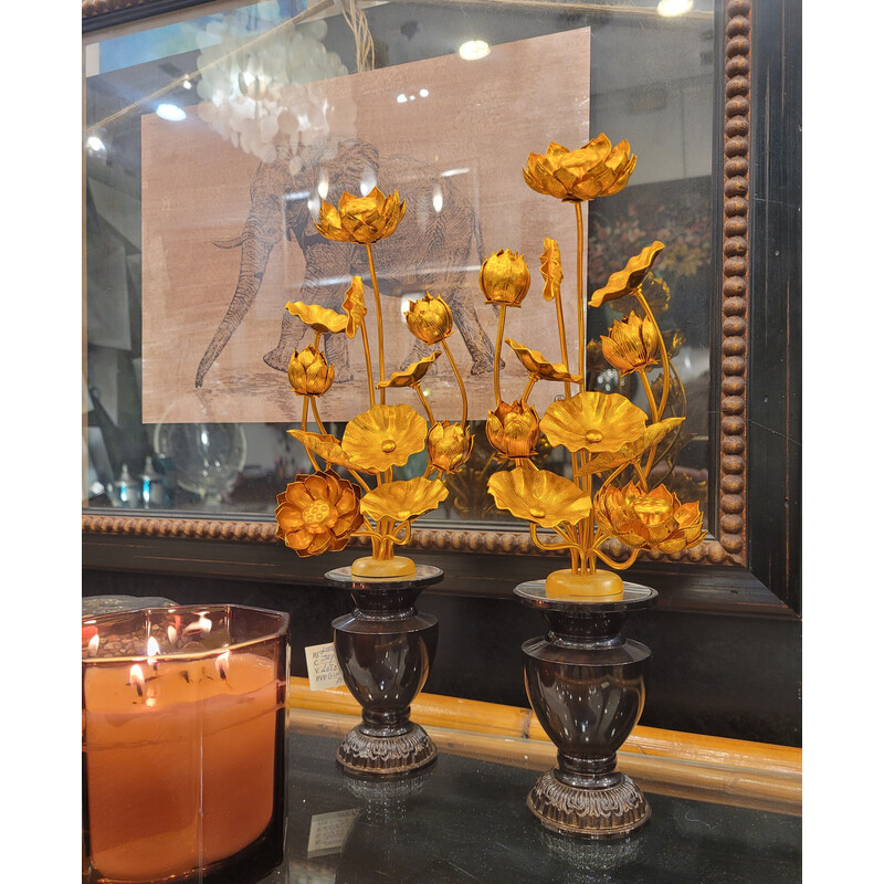 Par de vasos de templo vintage em latão Jyôka cheios de flores de lótus douradas, Japão 1980