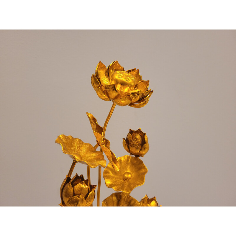 Par de vasos de templo vintage em latão Jyôka cheios de flores de lótus douradas, Japão 1980