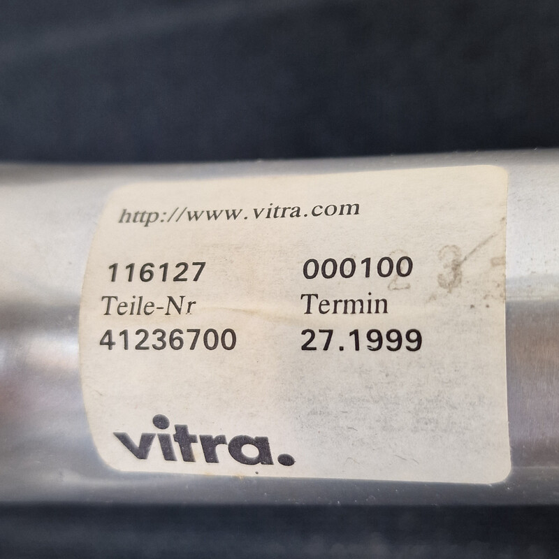 Poltrona vintage con pouf di Charles e Ray Eames in alluminio per Vitra, 1999