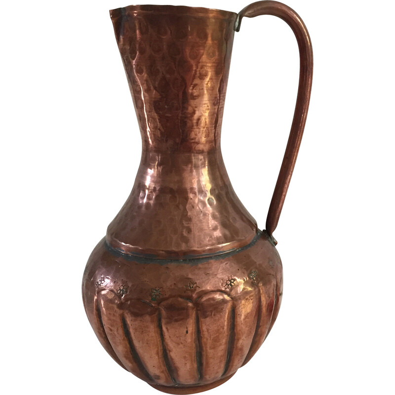 Vase vintage en forme pichet en cuivre martelé
