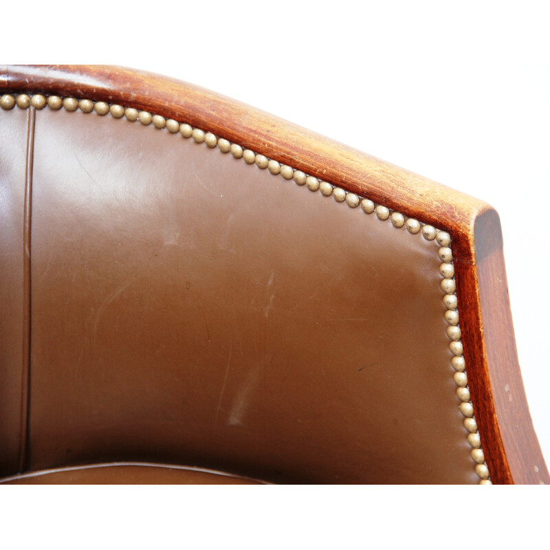 Pareja de sillones de barril vintage en madera barnizada y cuero marrón