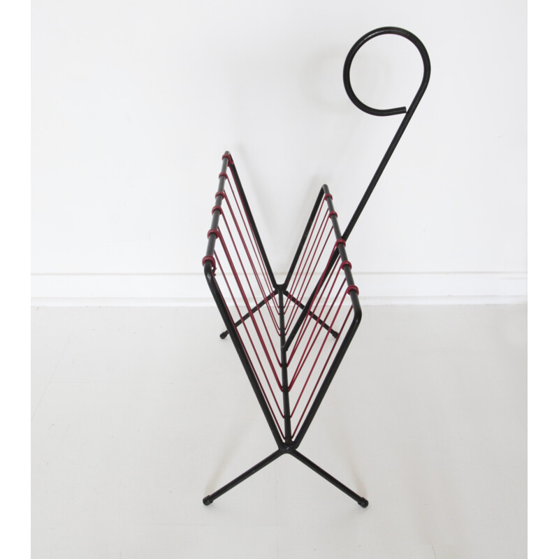 Mid century magazine rack in black metal and red scoubidou - 1950s