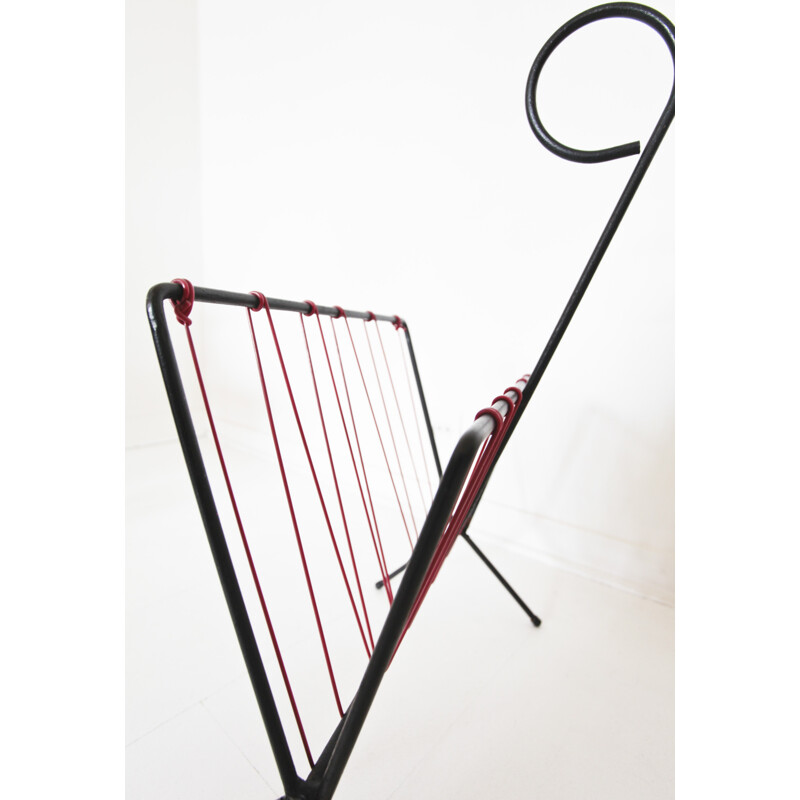 Mid century magazine rack in black metal and red scoubidou - 1950s