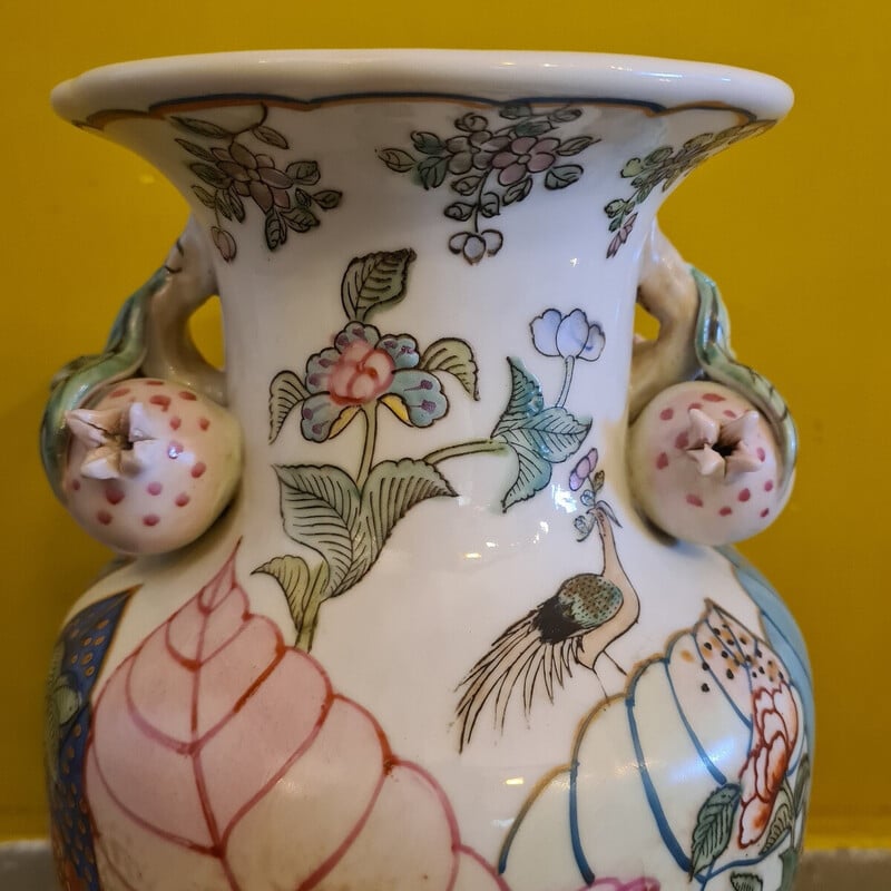 Vintage Famille Rose vaas van gekleurd porselein, China
