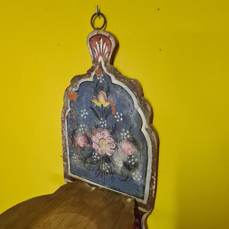 Vintage met bloemen beschilderd houten wandmeubel