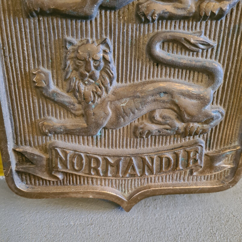 Placa vintage em bronze maciço com o brasão de armas da Normandia