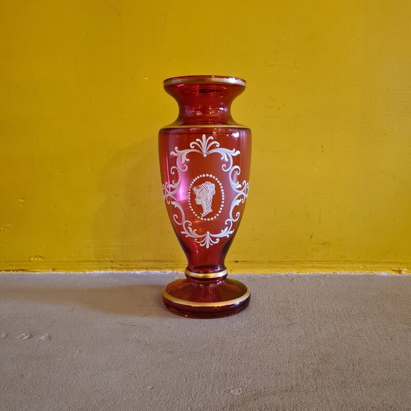 Vase vintage rouge avec un décor en émail blanc