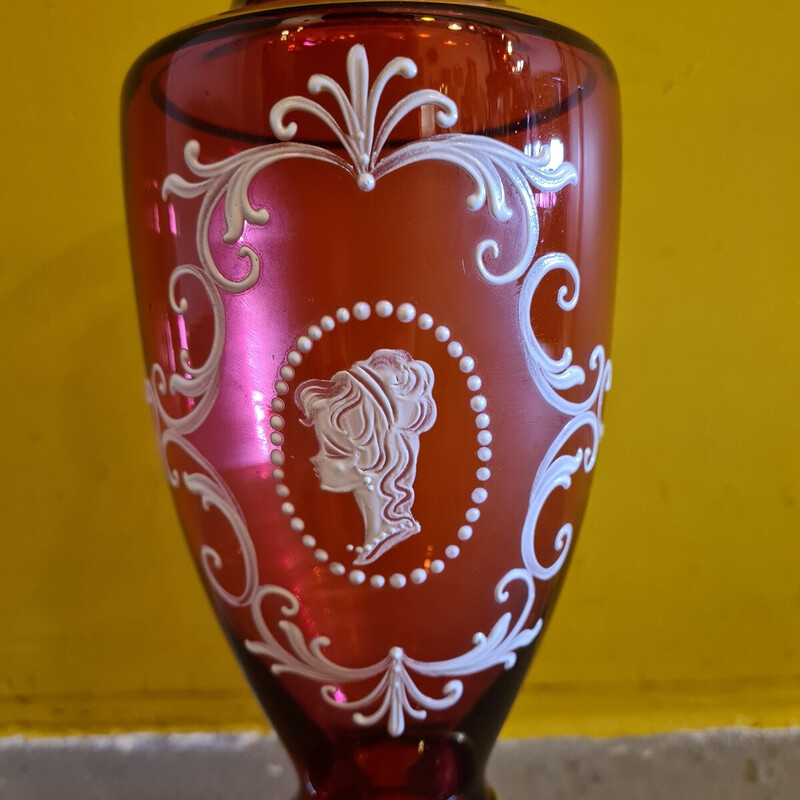 Vaso vintage rosso con decorazioni in smalto bianco