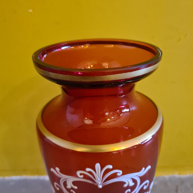 Vase vintage rouge avec un décor en émail blanc