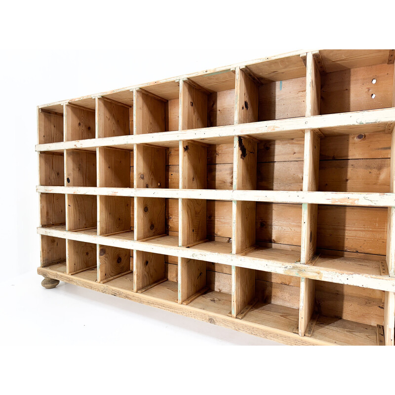 Armario industrial vintage de madera con 52 compartimentos