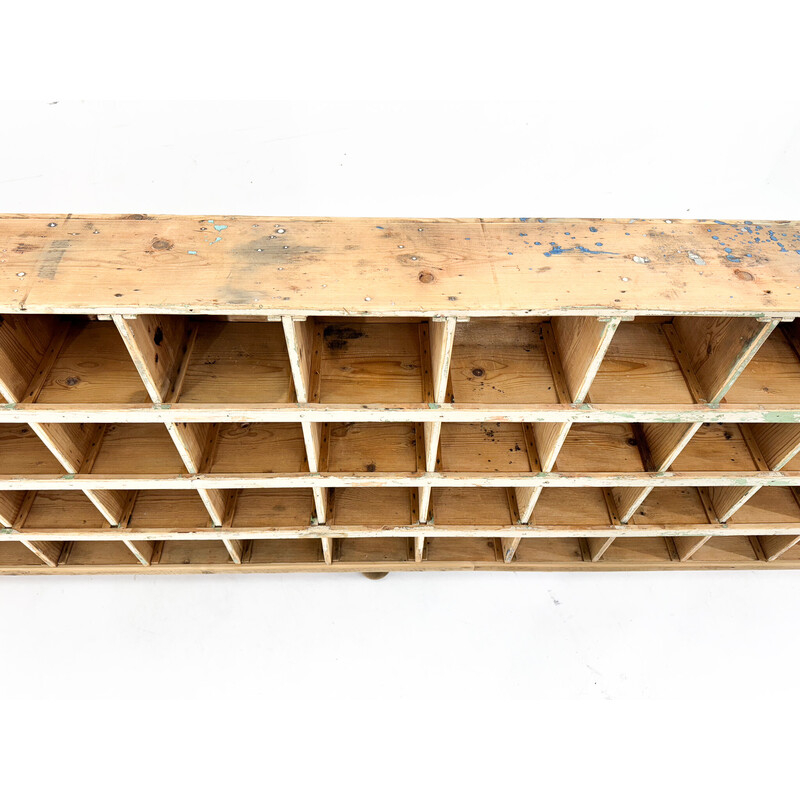 Armadio industriale vintage in legno con 52 scomparti