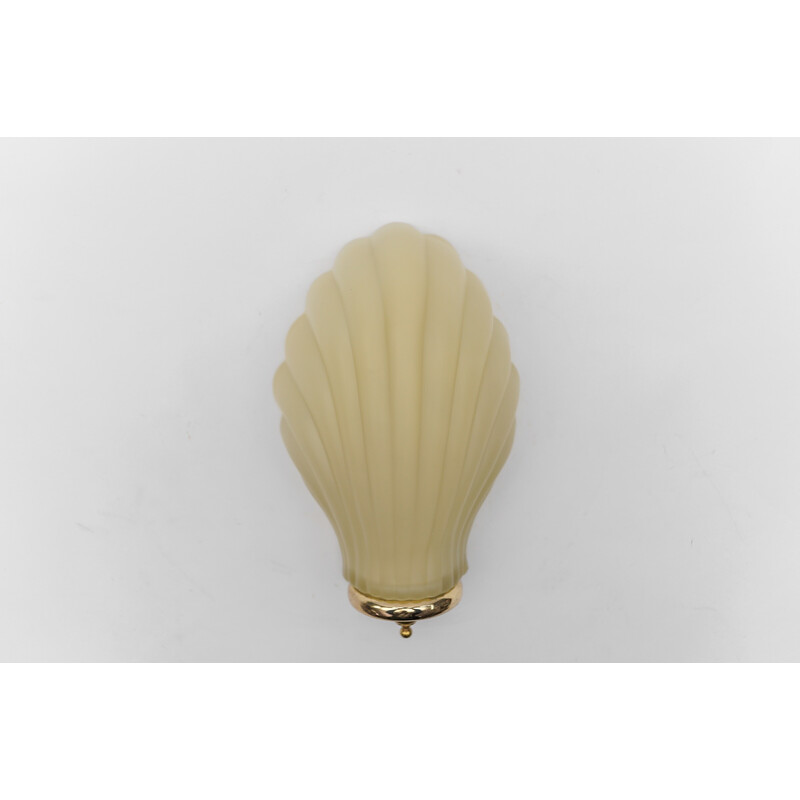 Vintage schelpvormige wandlamp in crème satijnglas, Italië 1960