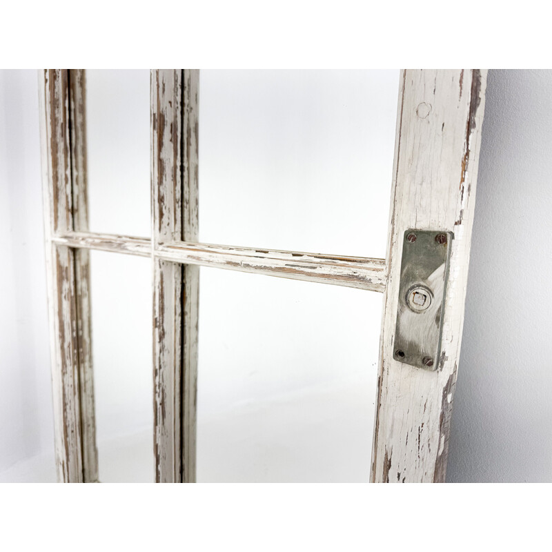 Fenêtre vintage en bois transformée en miroir