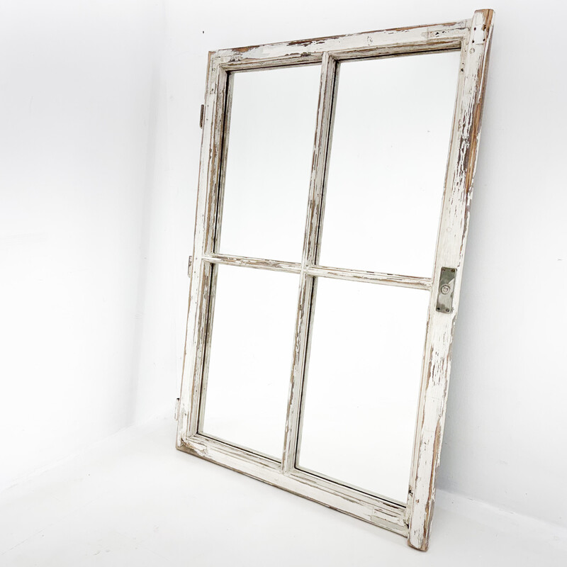 Vintage houten raam omgetoverd tot spiegel